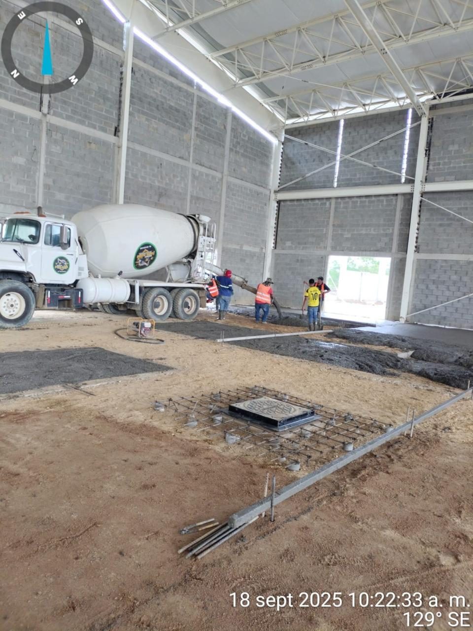 Colado de piso de concreto en nave industrial