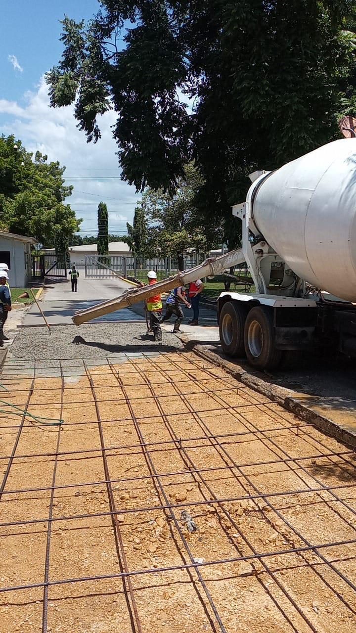 Bombeo de concreto con brazo de bomba en obra